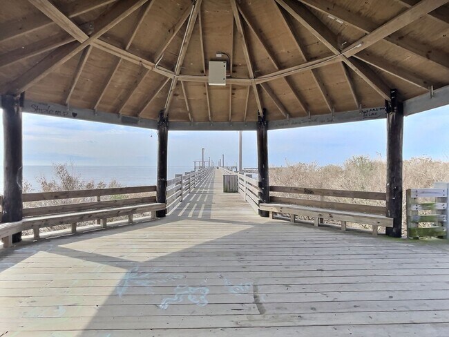 Building Photo - Fully Furnished 2 BD/2 BA Retreat on the B...