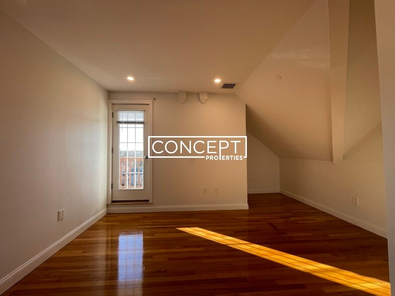 Building Photo - 53 Circuit St