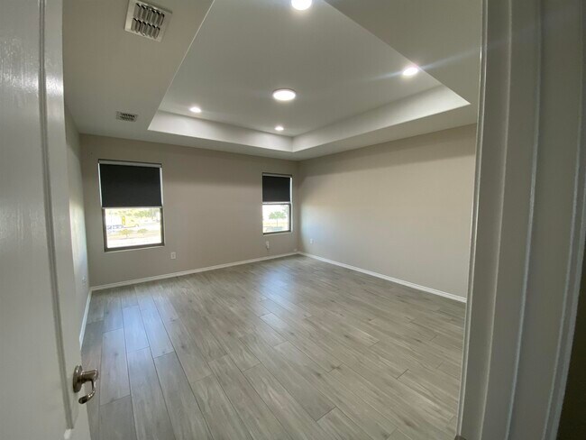 Building Photo - 9975 Rosary Ln