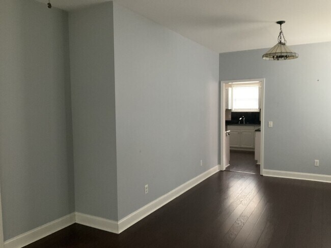Building Photo - 22 N Sweetbriar Ln