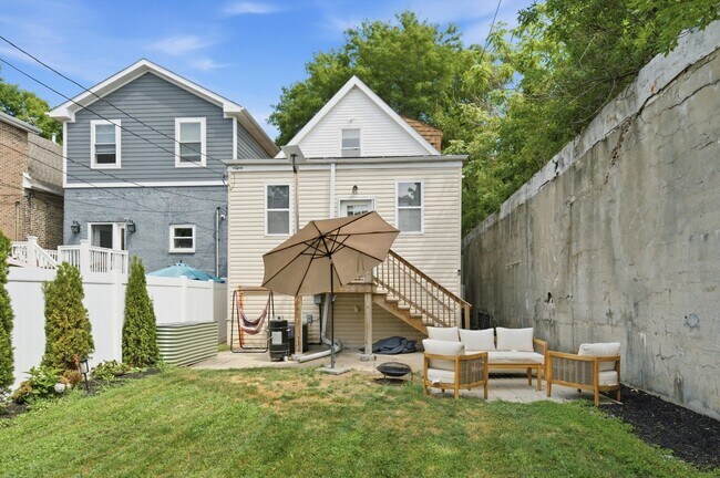 Building Photo - 437 W 44th Pl