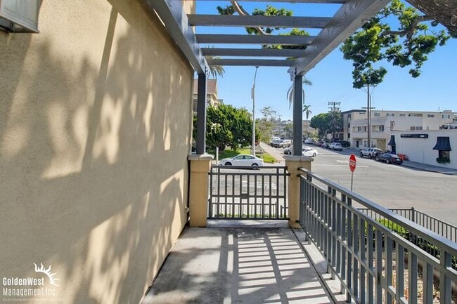 Building Photo - Modern 2Bdm 2Ba Condo in the Heart of Bank...