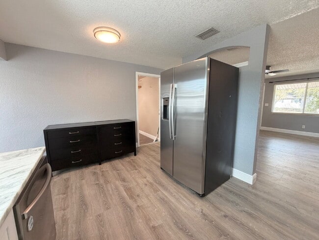 Building Photo - "Spacious 4-Bedroom Retreat with 2 Full Baths in Beautiful Seminole!"