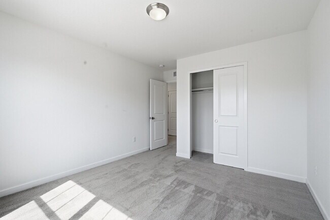 Building Photo - $2,670.96- 3 Bed, 2.5 Bath Home in Loveland with Central AC, and In Unit Laundry!