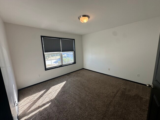 Building Photo - 647 S Hazelnut Ave