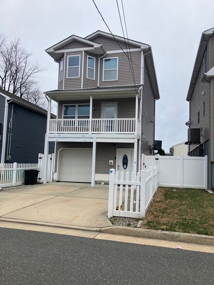 Building Photo - 829 3rd St