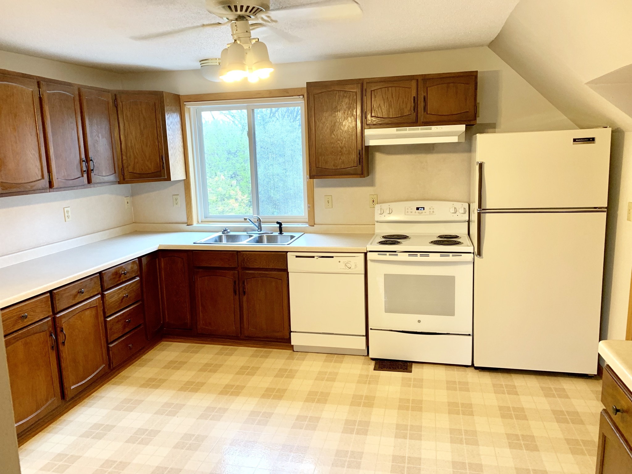 New stove and dishwasher - 133 Coy St