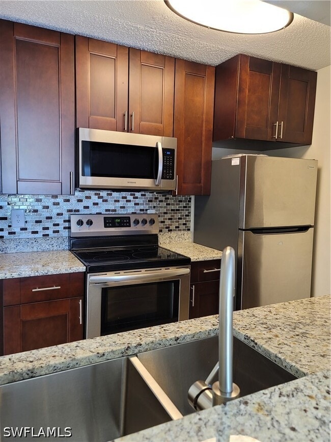 Building Photo - 190 Santa Clara Dr