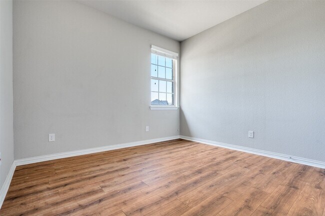 Building Photo - 616 Club Dr