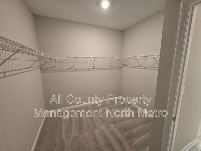 Building Photo - 490 Tall Pnes Ter