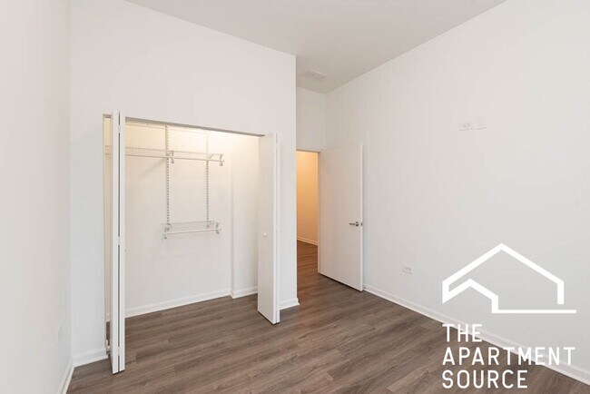 Building Photo - South Loop 3 bed 2 bath -- Updated Kitchen...