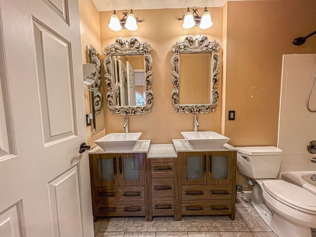 Building Photo - Stunning 4 Bedroom 3 Bathroom Brick Home W...