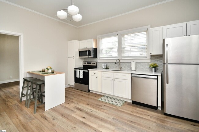Building Photo - 5 Cardwell St
