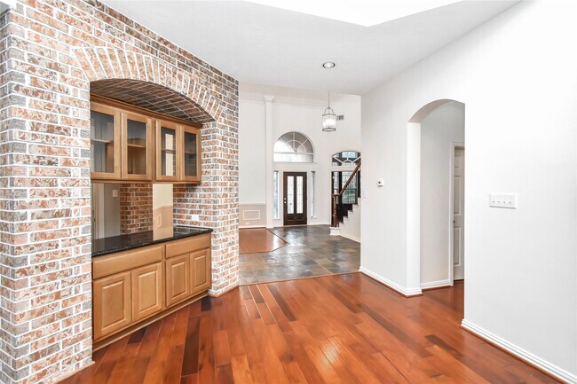 Building Photo - 10 E Artist Grove Cir