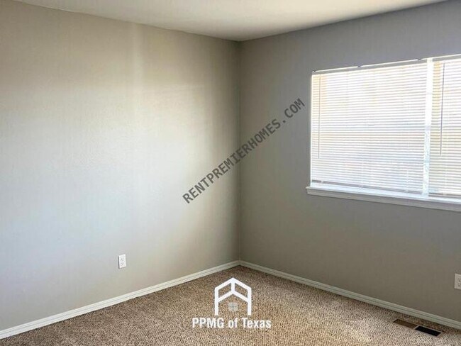 Building Photo - 10904 N Linn Ave