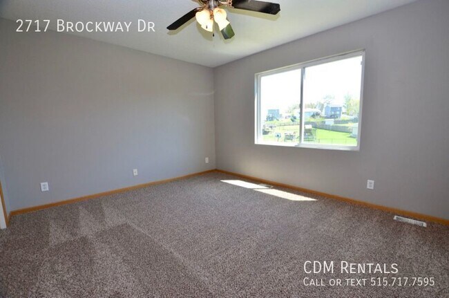 Building Photo - Huge DSM Split Level!