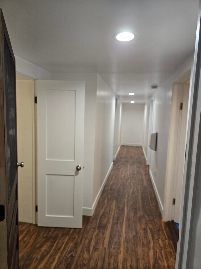 entrance/hallway - 1466 Ridge Way