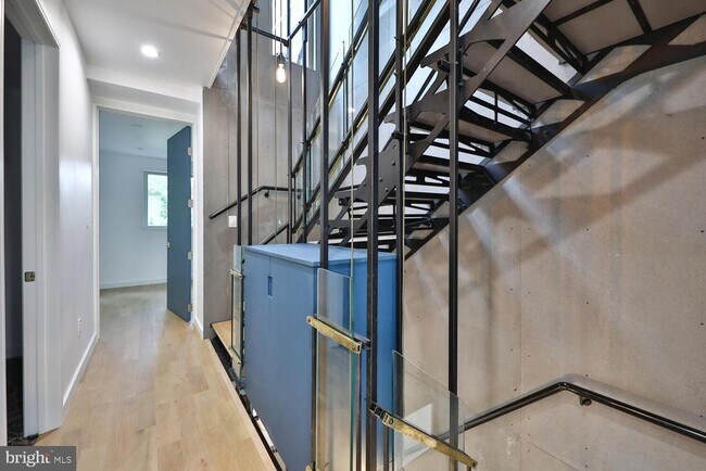 Building Photo - 725 S 6th St