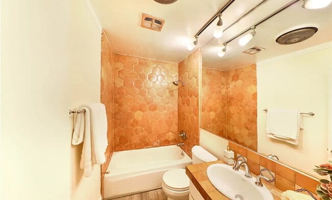 Building Photo - Amazing and Wonderful one bedroom Apartment .