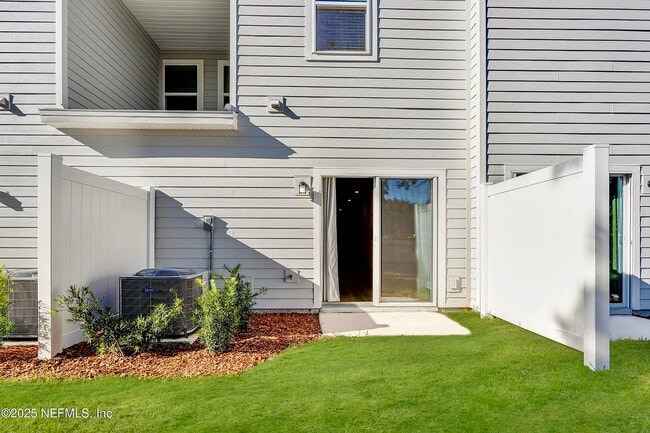 Building Photo - 563 Holly Lks Dr