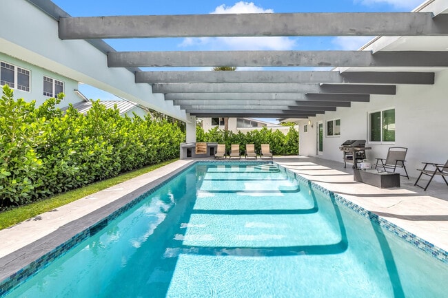 Building Photo - 2812 NE 27th St