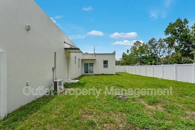 Building Photo - 1649 Lake Dr
