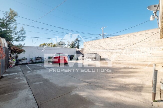 Building Photo - 5547 Holmes Ave