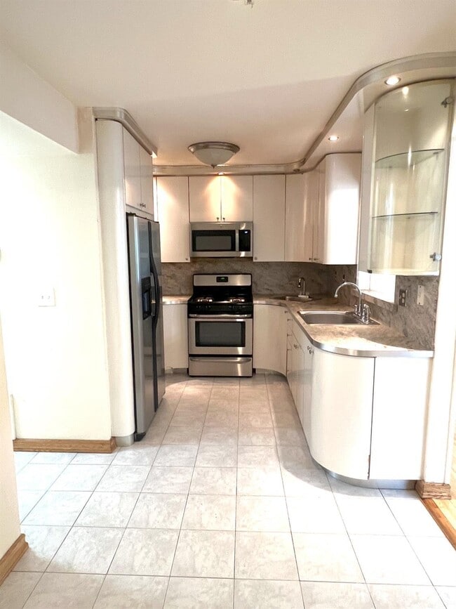 Building Photo - 18 Adams Ct