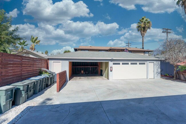 Building Photo - 2-bedroom/1-bathroom Apartment Available!!!