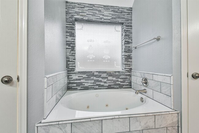 Building Photo - 20942 Wind Field Ln