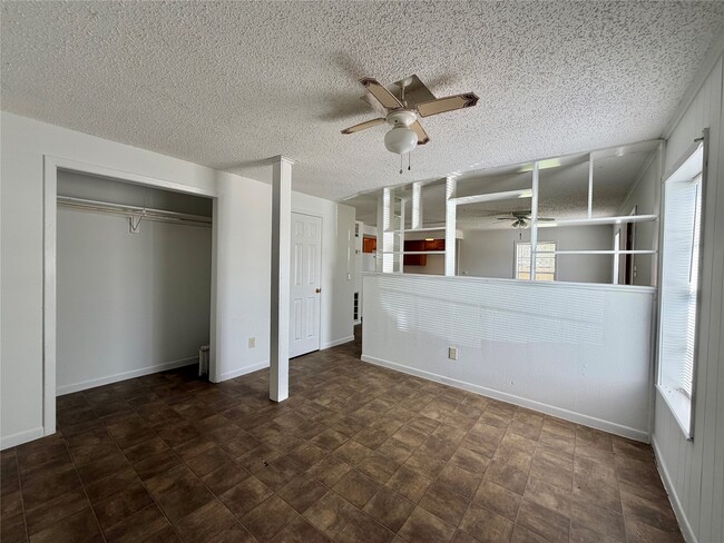 Building Photo - 1125 N Valderas St