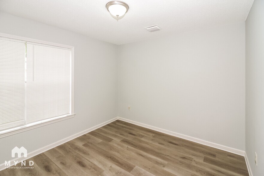Building Photo - 6868 Rockbrook Dr