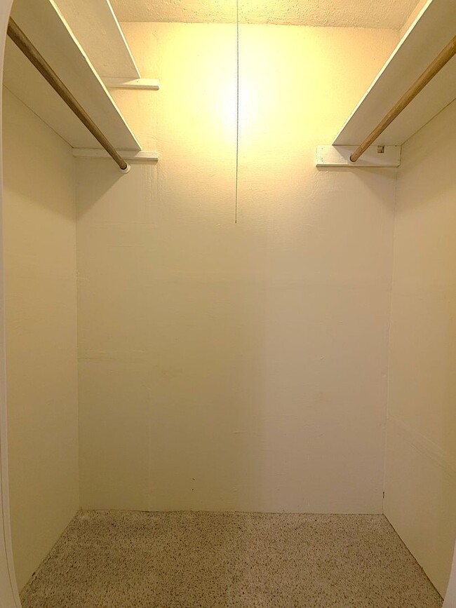 Building Photo - Welcome to this charming 3 bedroom, 2 bath...