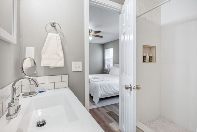 Building Photo - 2420 Haddington Rd