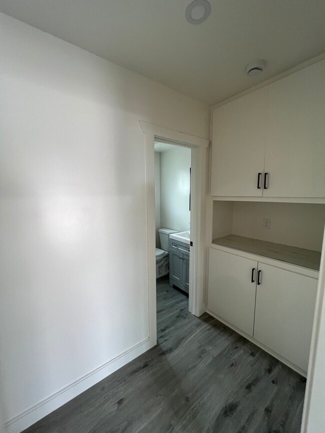 Building Photo - Newly Renovated 1-Bedroom, 1-Bathroom Apar...