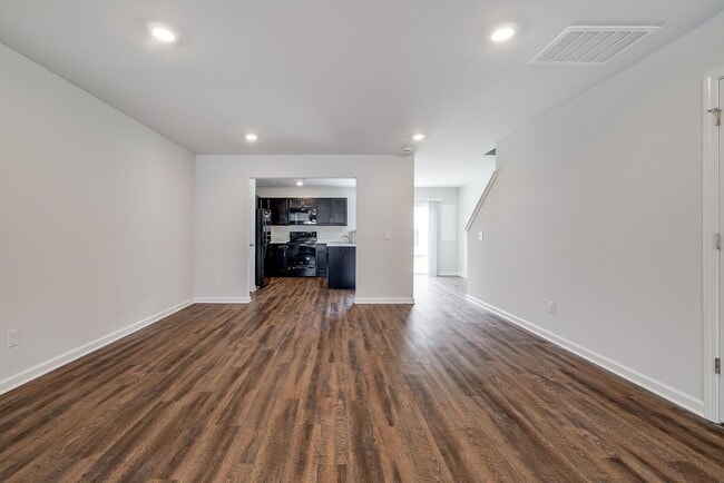 Building Photo - Open-Concept 3BED 2.5 BATH Townhome with L...
