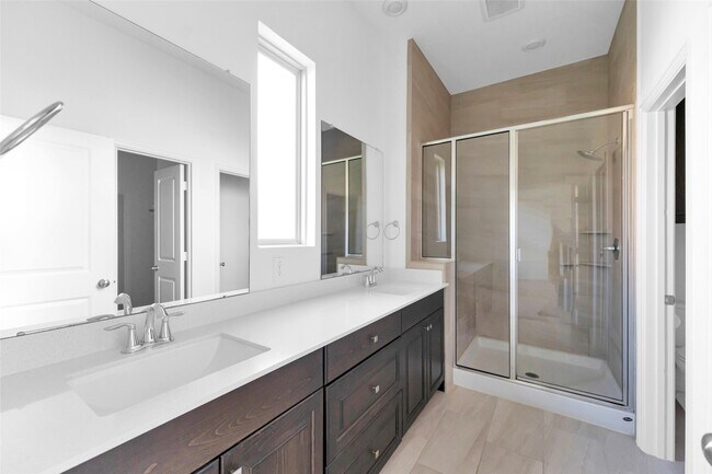 Building Photo - 1426 Northwood Blf Ln