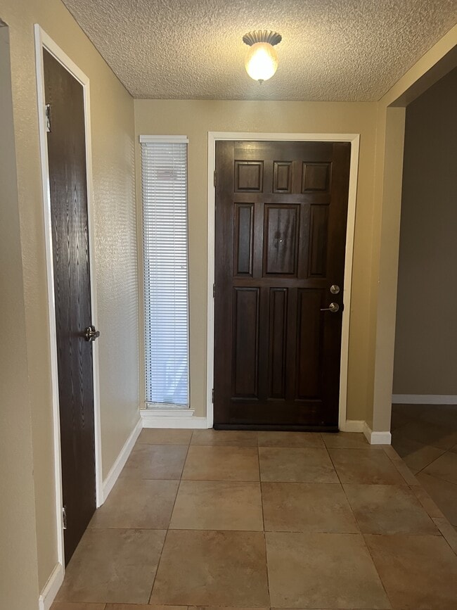 Building Photo - 6560 Oakcreek Way