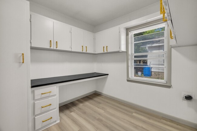 Building Photo - 114 E Ross Ave
