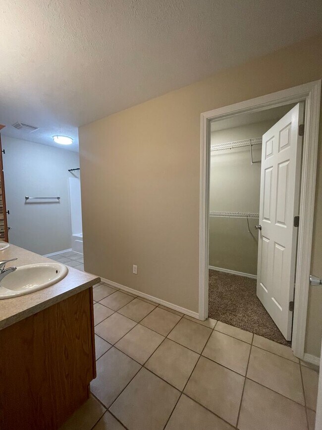 Building Photo - Executive Rental in Willard School District