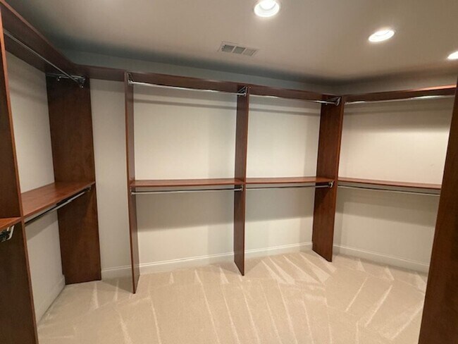 Building Photo - ****1/2 off second month rent****Over 3000...