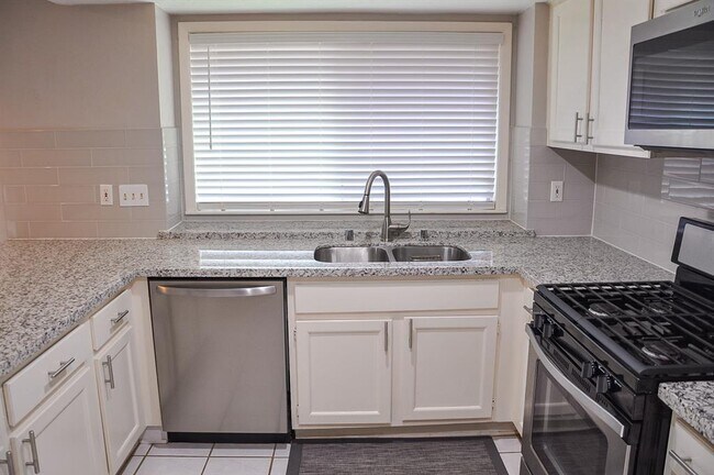 Building Photo - 2931 Colony Dr
