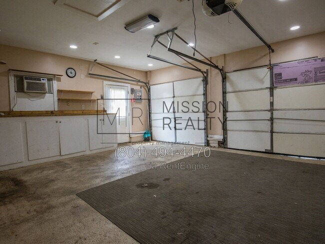 Building Photo - 7750 Robinwood Dr