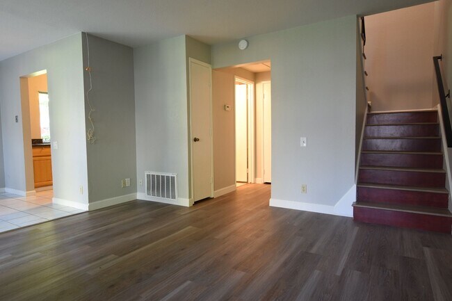 Building Photo - Remodeled and Clean 3 Bedroom 1.5 Bath Townhouse in South San Jose