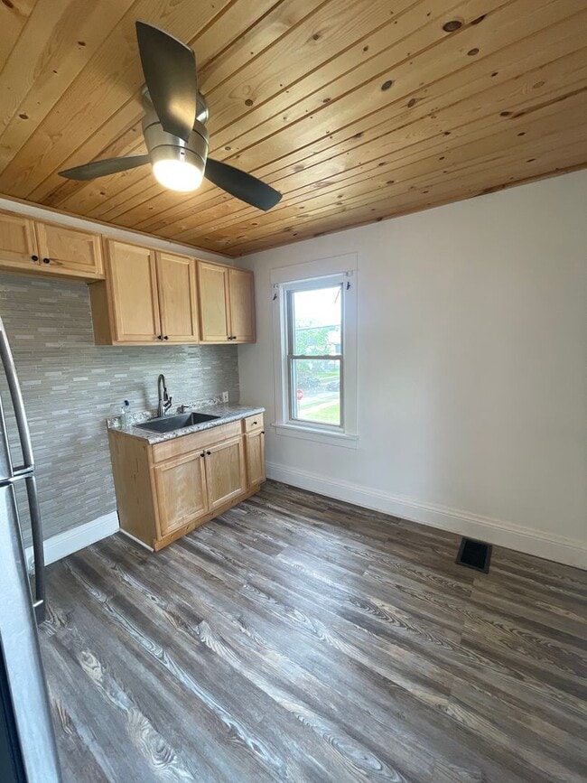 Building Photo - 247 Cedar Ave