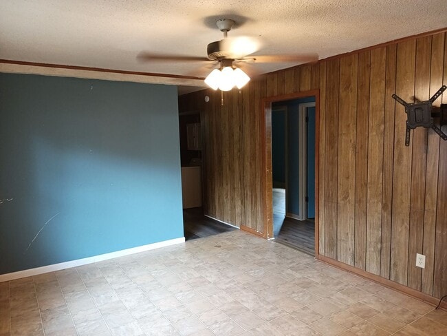 Building Photo - 1211 W Vine Ave