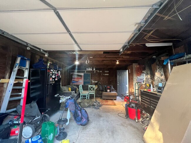 Building Photo - Spacious home with large yard & Detached G...