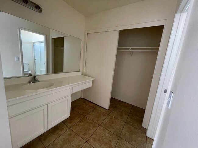 Building Photo - Hesperia-Refurbished- 3 Bedrooms, 2 Bathro...
