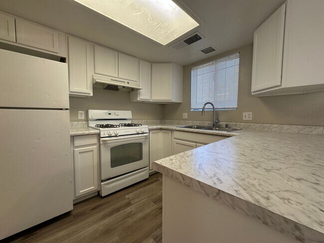 Building Photo - Spacious 2 Bed Townhome with Balcony, Washer/Dryer Included