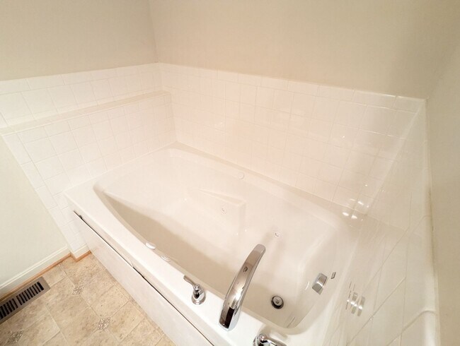 Building Photo - 3 Level End Unit townhouse available mid O...